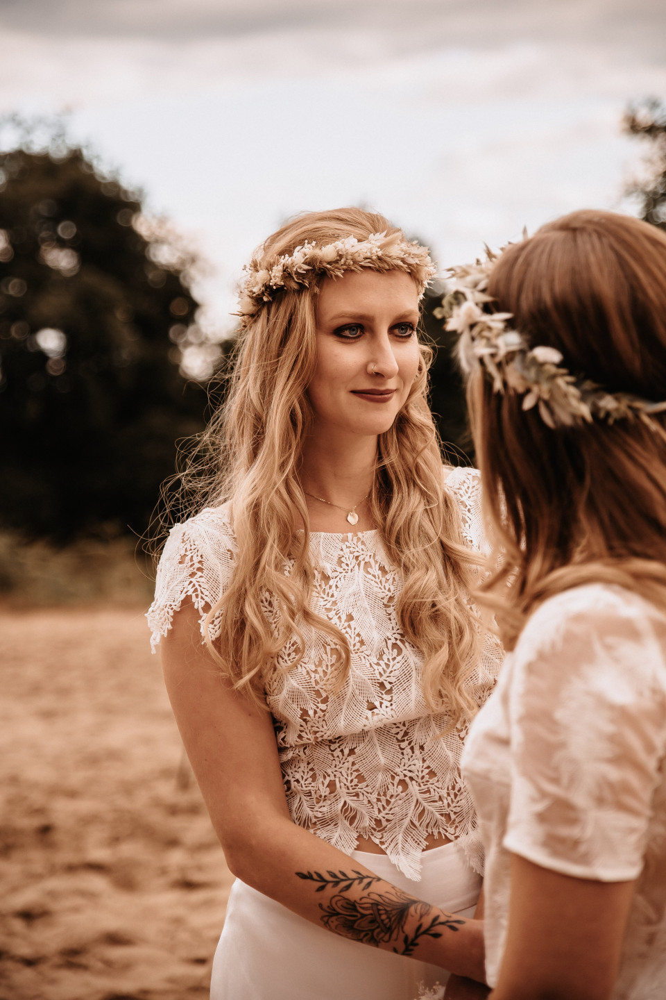 Haare und Make-Up in leichter und ungezwungener Bohemian Optik