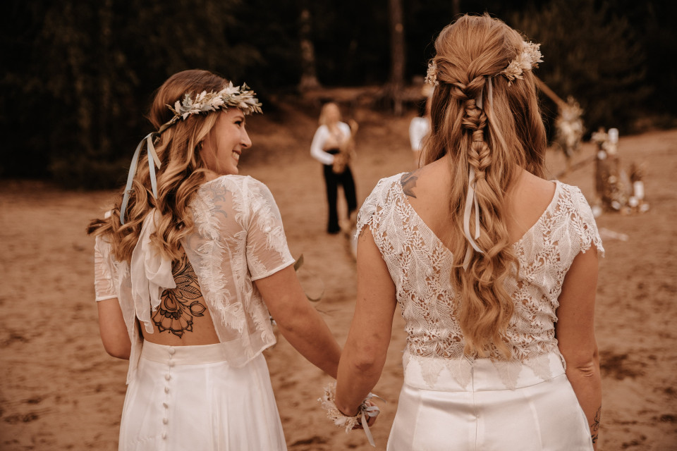 Haare und Make-Up in leichter und ungezwungener Bohemian Optik