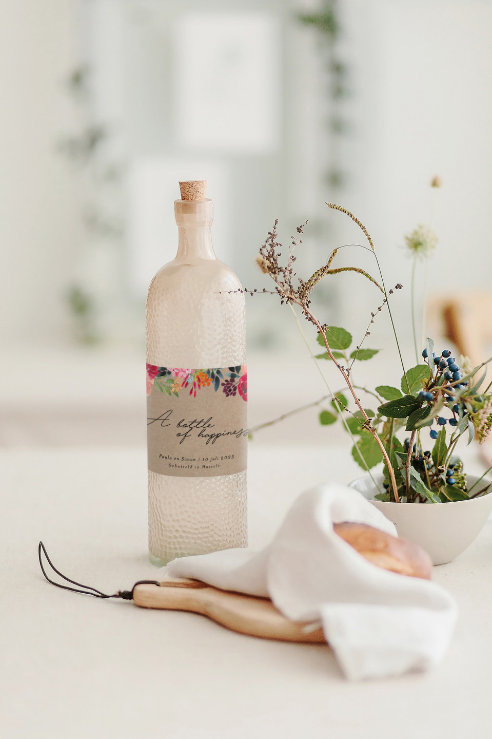 een fles wijn en een houten lepel op een tafel