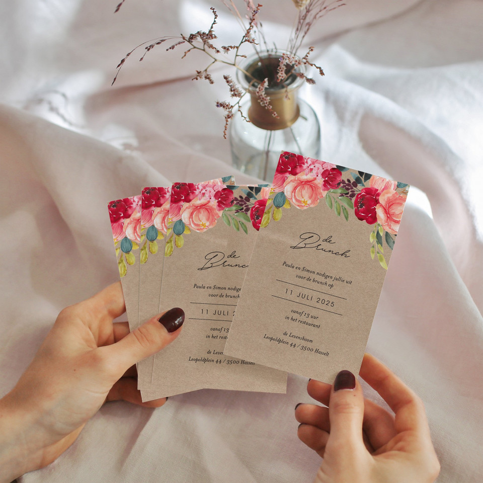 twee handen die twee kaarten met bloemen vasthouden