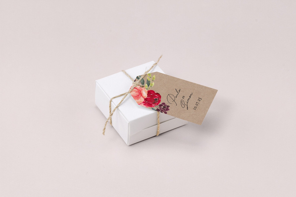 een klein wit doosje vastgebonden met touw en een klein cadeaulabel