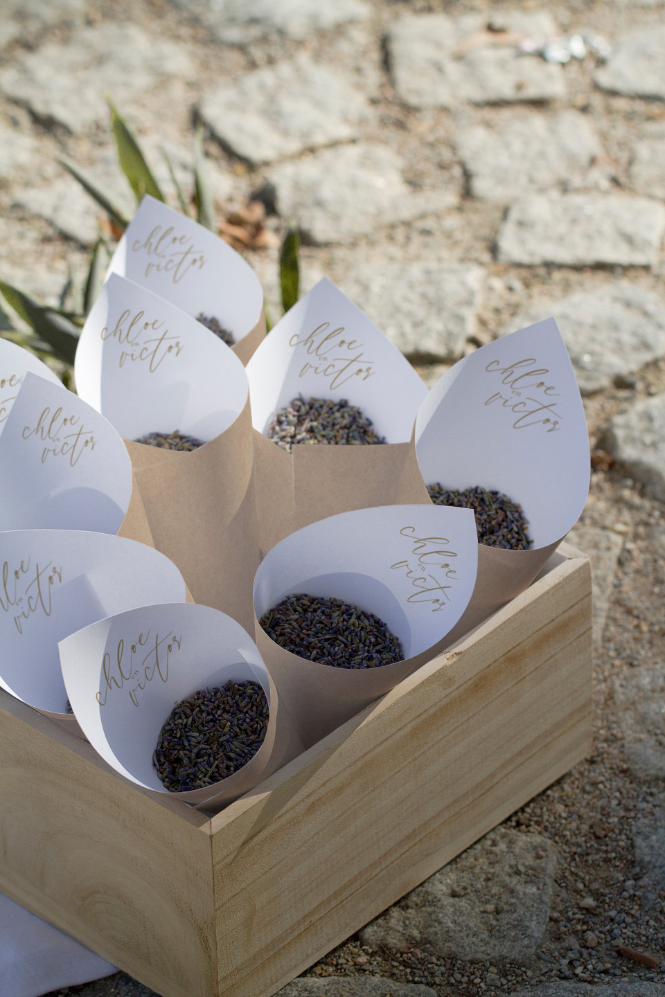 een houten doos met een bos lavendel erin