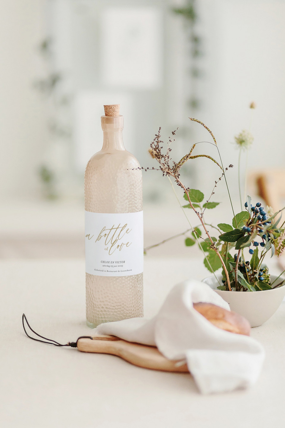 een fles wijn en een houten lepel op een tafel
