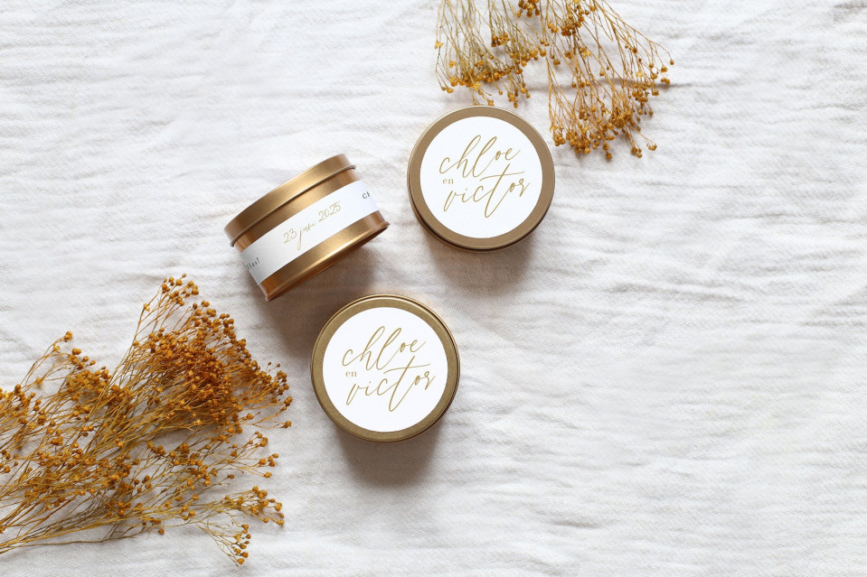 twee kleine gouden blikken met de woorden, mrs en mrs