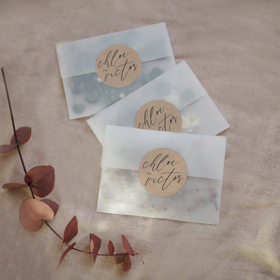 drie witte enveloppen met een label erop