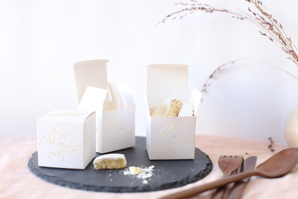 twee dozen wit papier met gouden belettering