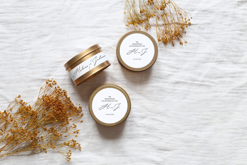 twee kleine potjes met gouden was naast gedroogde bloemen