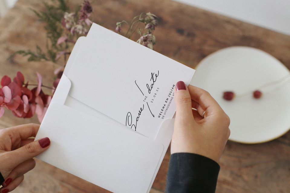 een persoon die een witte envelop vasthoudt met een handgeschreven brief