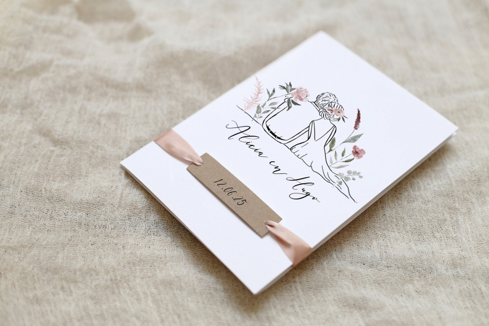 een trouwuitnodiging met een bloemendesign en een lint