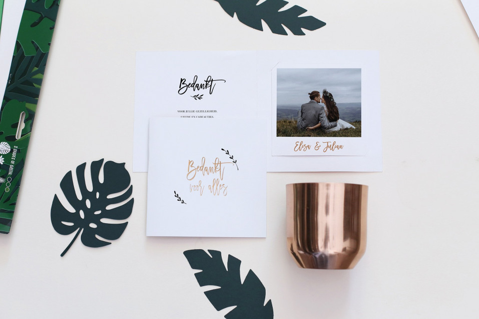 bruiloftsstationery met een koperen mok