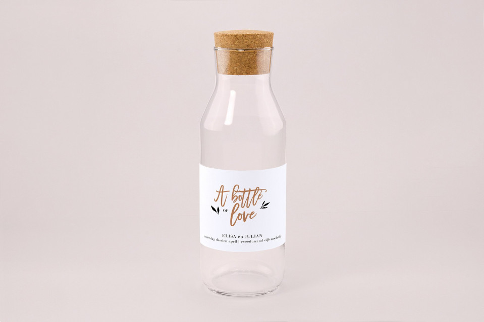 een fles met een kurkdeksel en een label met de tekst 'kleine liefde'