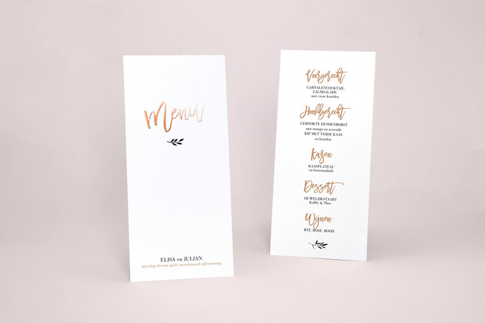 het menukaart is ontworpen met een gouden foliebelettering