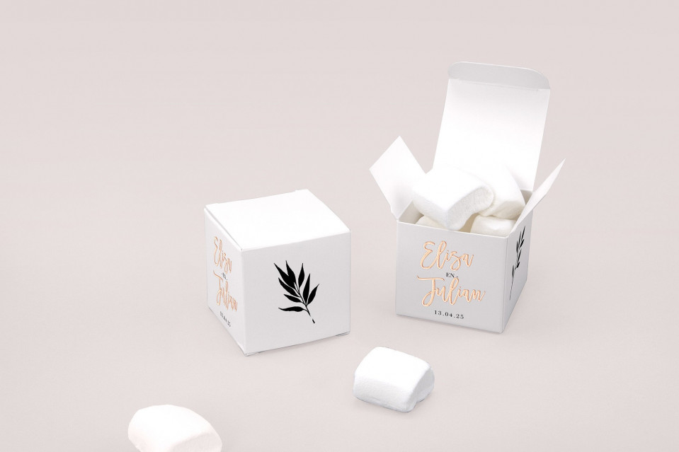 een doos met witte marshmallows en een zwart-wit logo