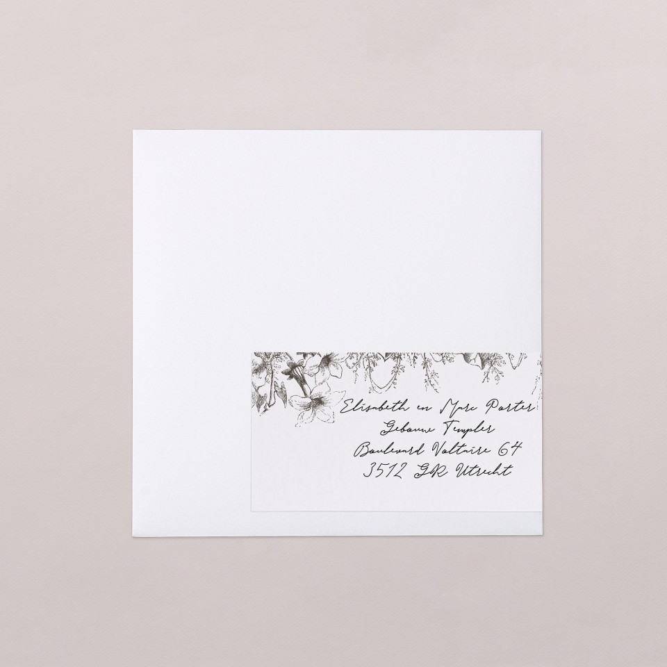 een witte envelop met een zwart-wit bloemendesign