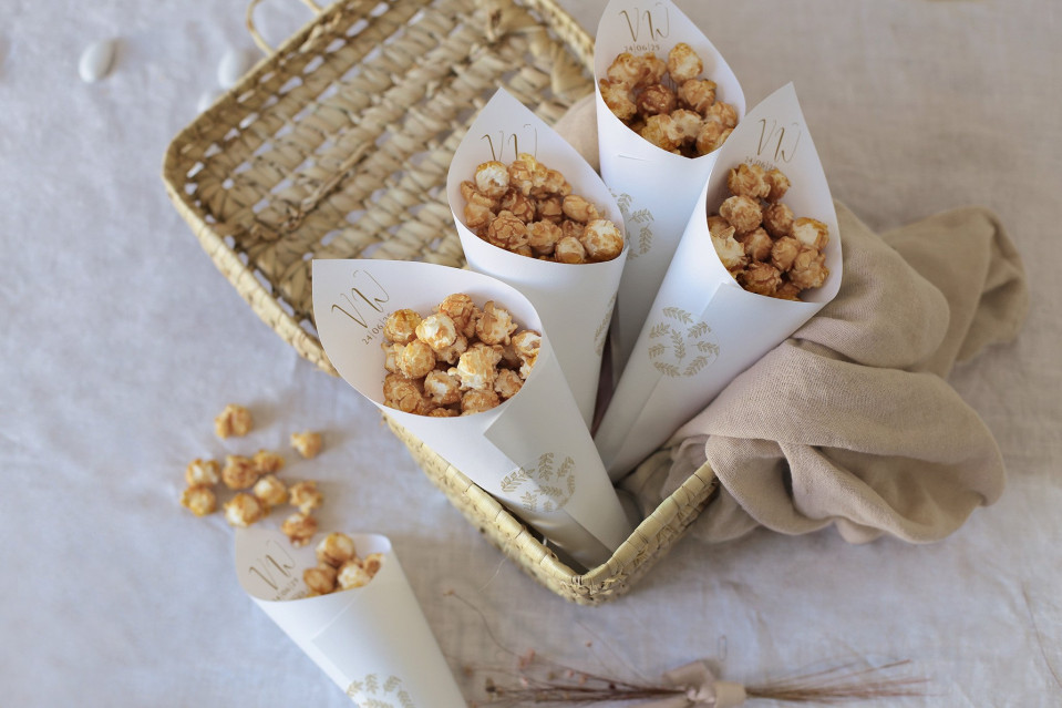 een mand gevuld met popcorn en noten