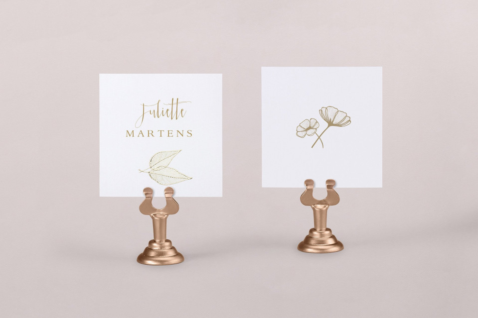 twee gouden plaatskaarten met een gouden standaard