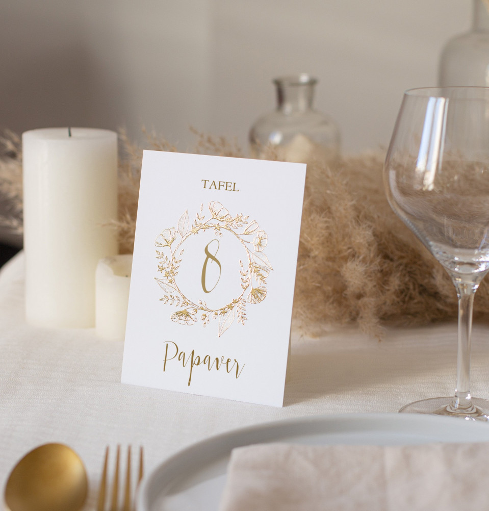 tafelnummerkaarten met gouden folie en een gouden krans