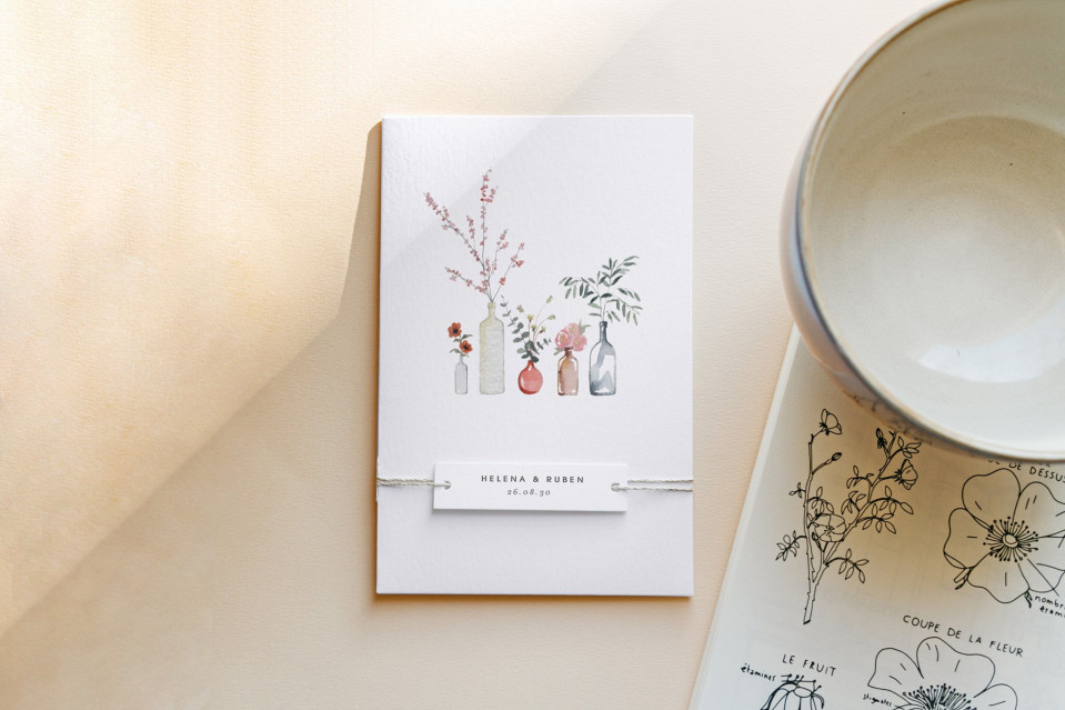 een kaart met een tekening van bloemen en een kom