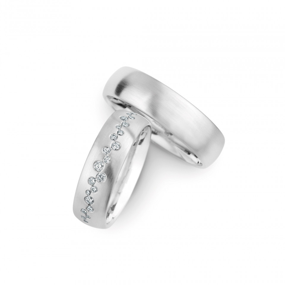 twee trouwringen met diamanten aan de zijkanten