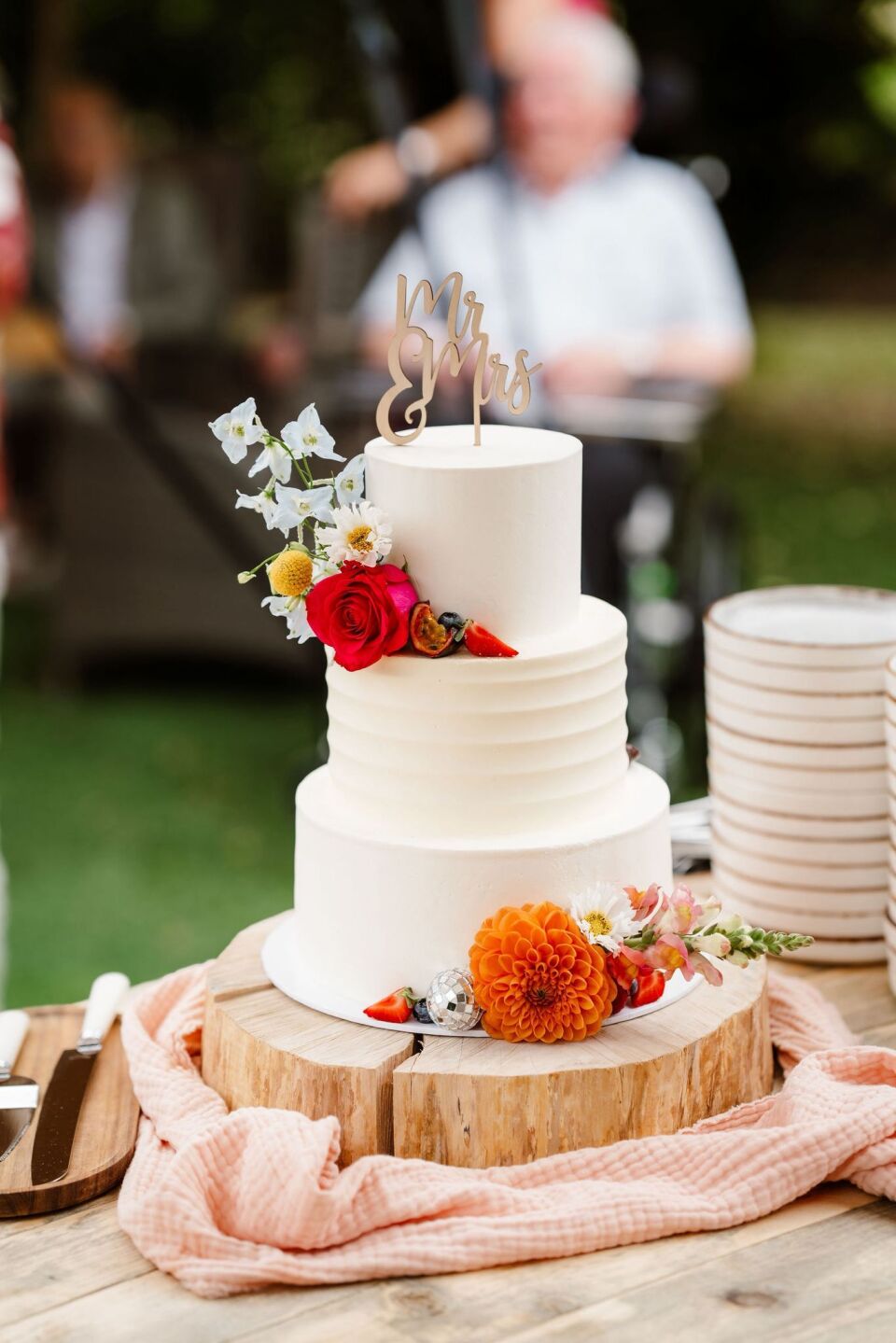 Drielaagse bruidstaart met kleurrijke bloemen