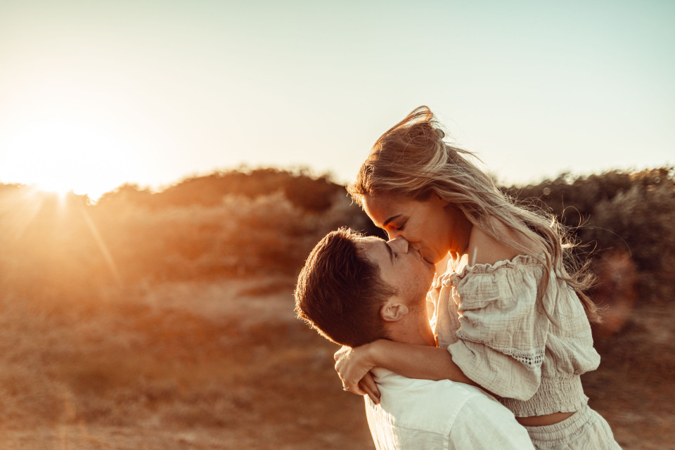 een man en vrouw omhelzen elkaar in de zon