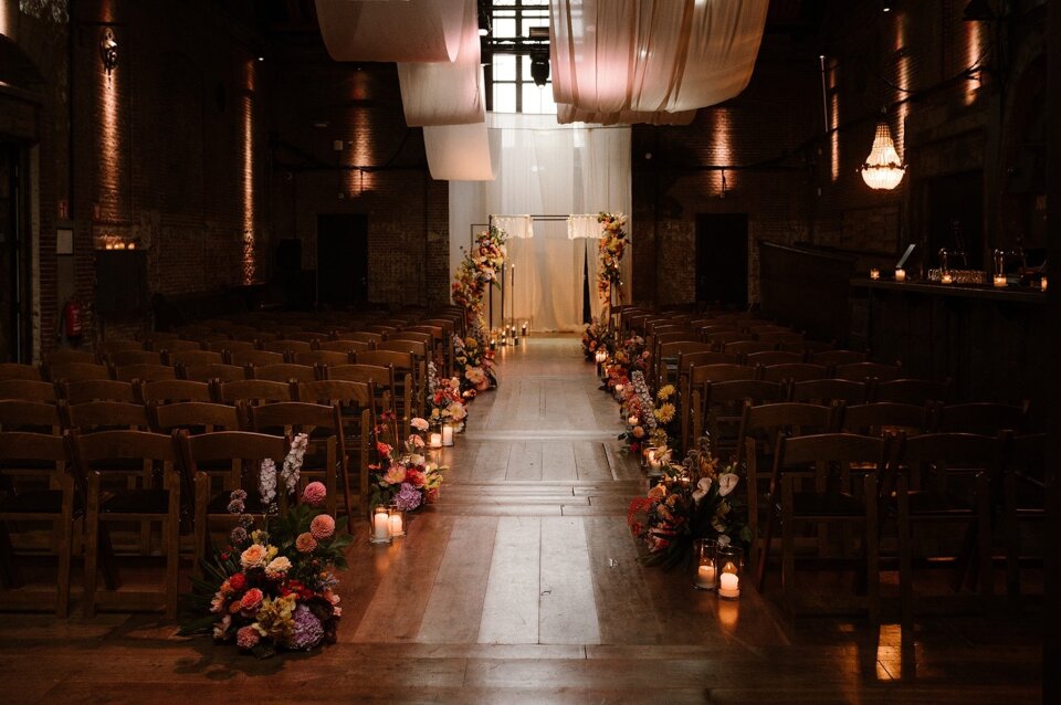 het pad van een kerk versierd met bloemen en kaarsen