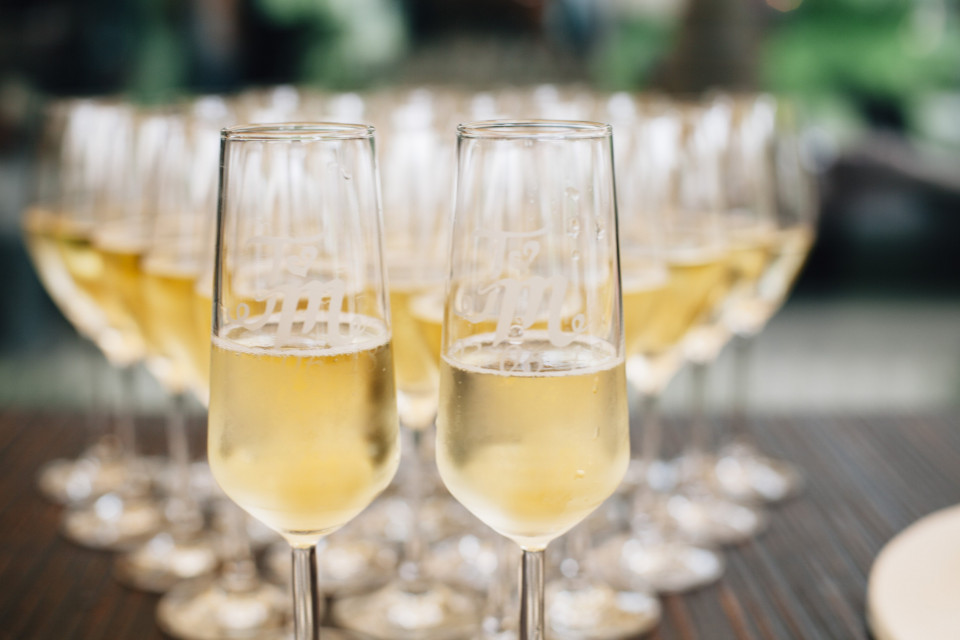 champagneglazen op een tafel met borden eten