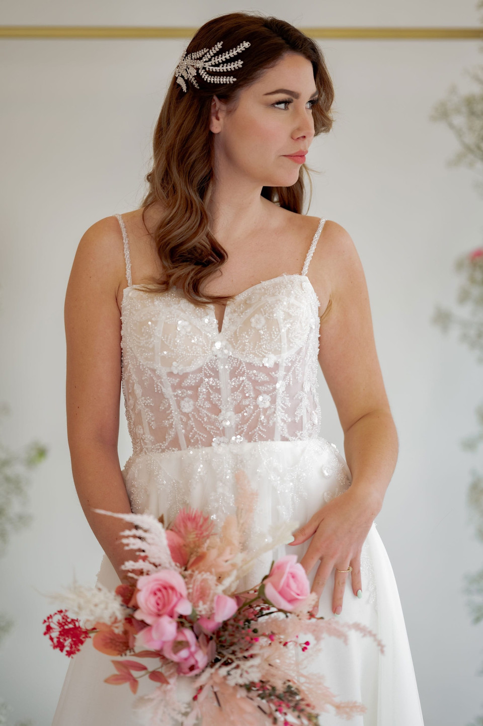 een vrouw in een trouwjurk met een boeket