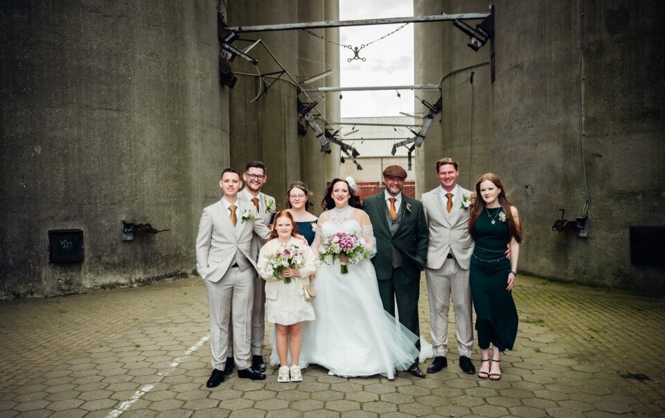een grote groep mensen die voor een foto poseren