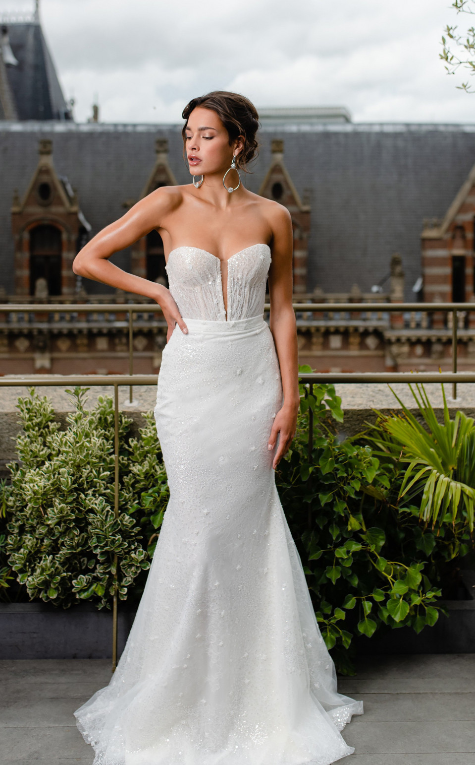 een mooie bruid in een strapless trouwjurk
