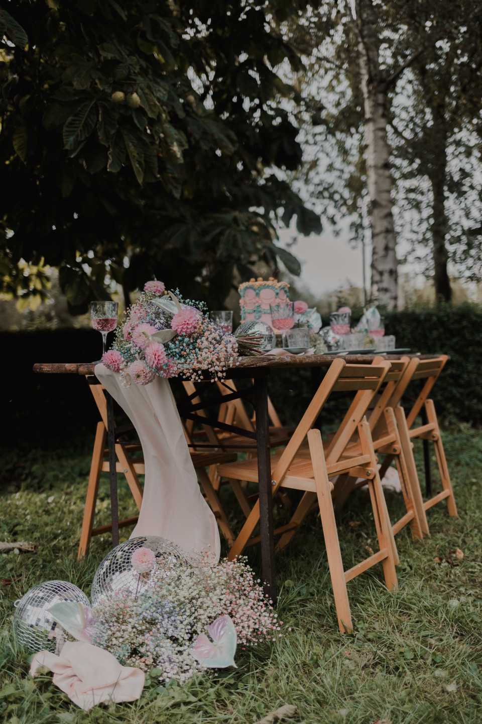 een tafel opgezet met bloemen en ballonnen