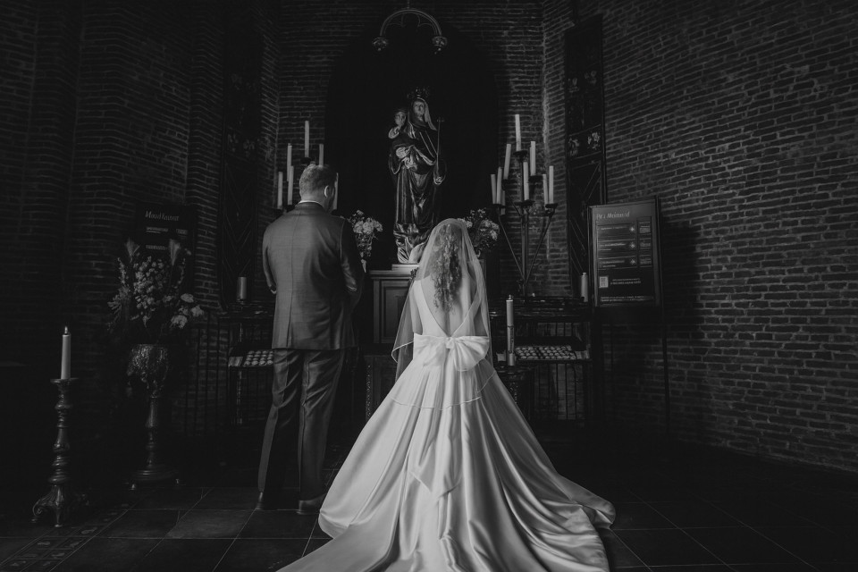 het bruidspaar dat voor het altaar staat