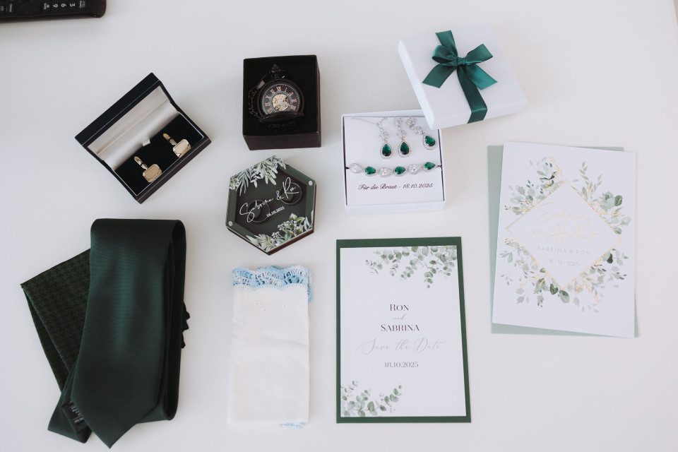 de inhoud van een trouwsuite uitgespreid op een tafel