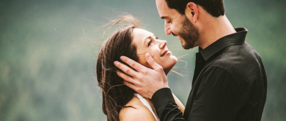 een man en vrouw omhelzen elkaar