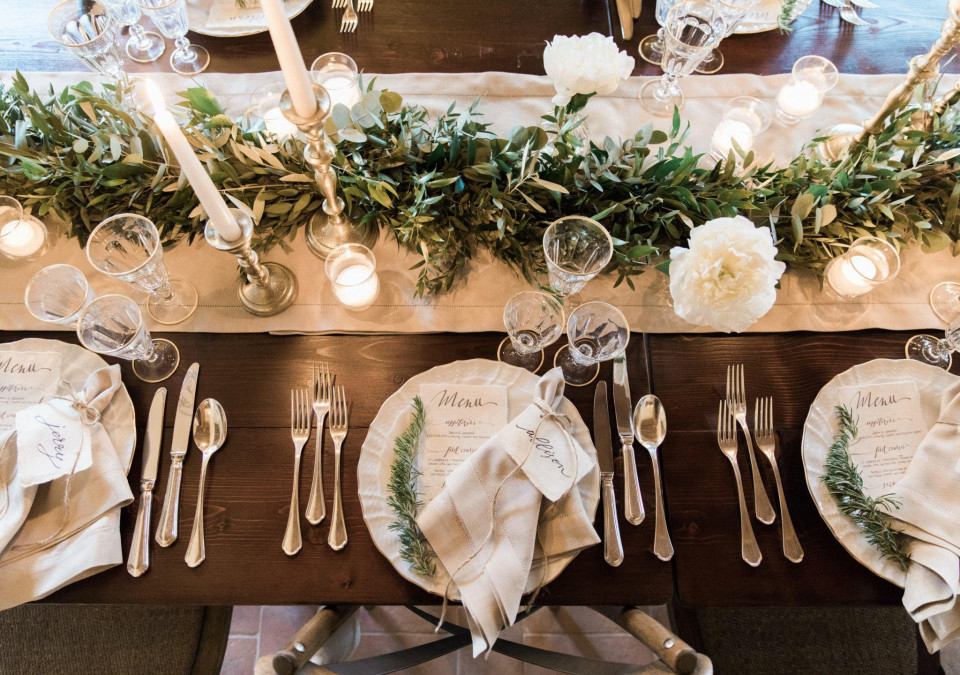 tafel decoratie decor borden kaarsen wit groen goud glas glazen metallic zilver rustiek bloemen hout men menukaart