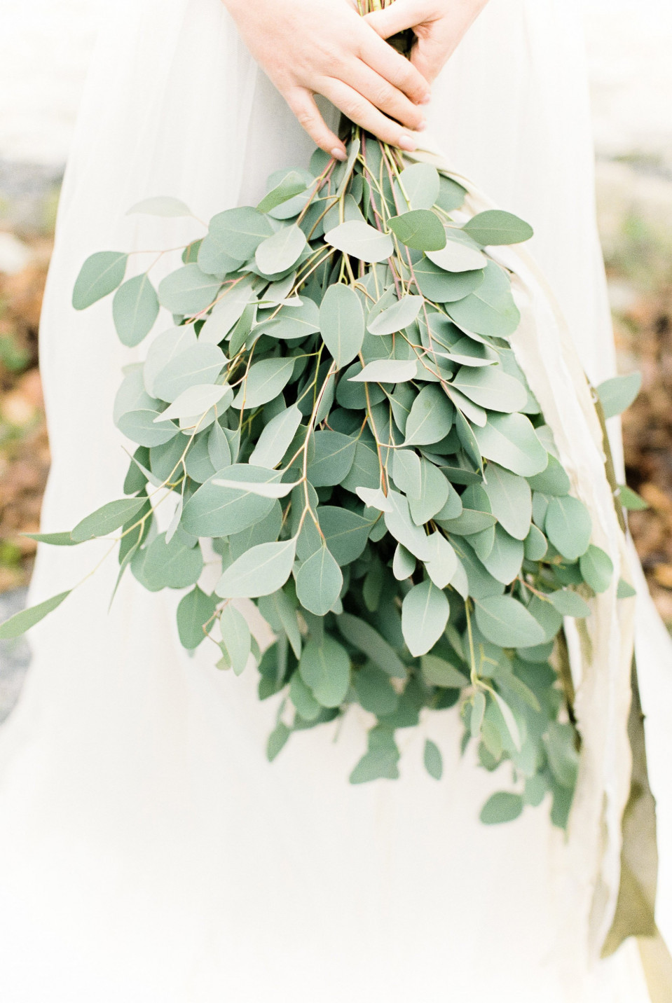 bruidsboeket met eucalyptusbladeren