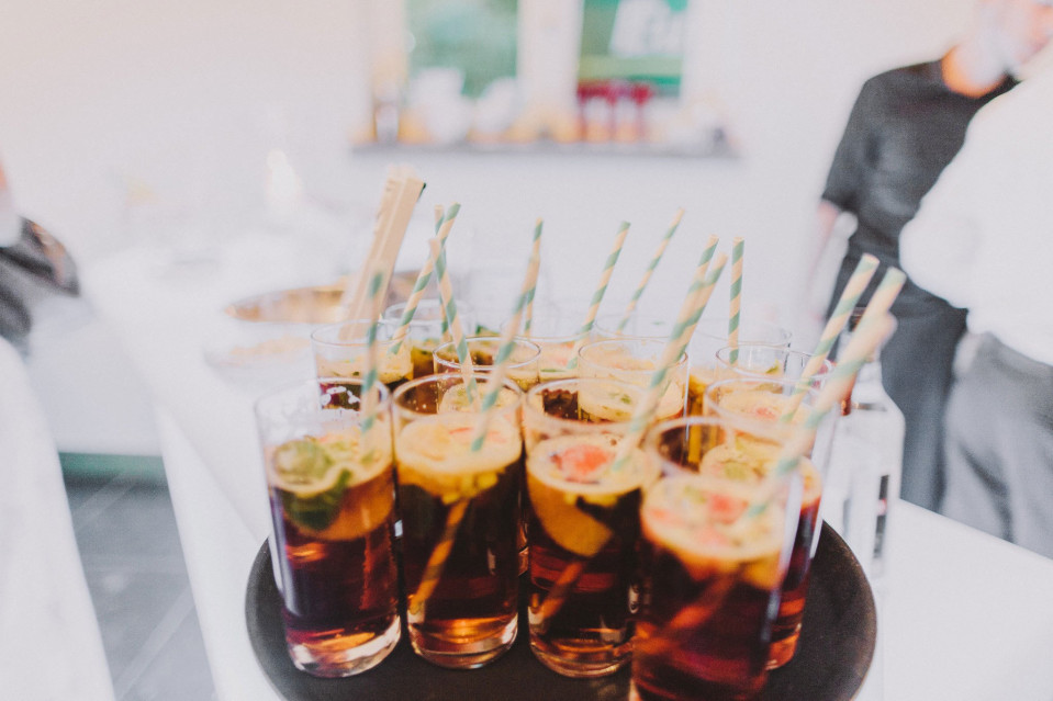 een dienblad met drankjes met rietjes erop een tafel