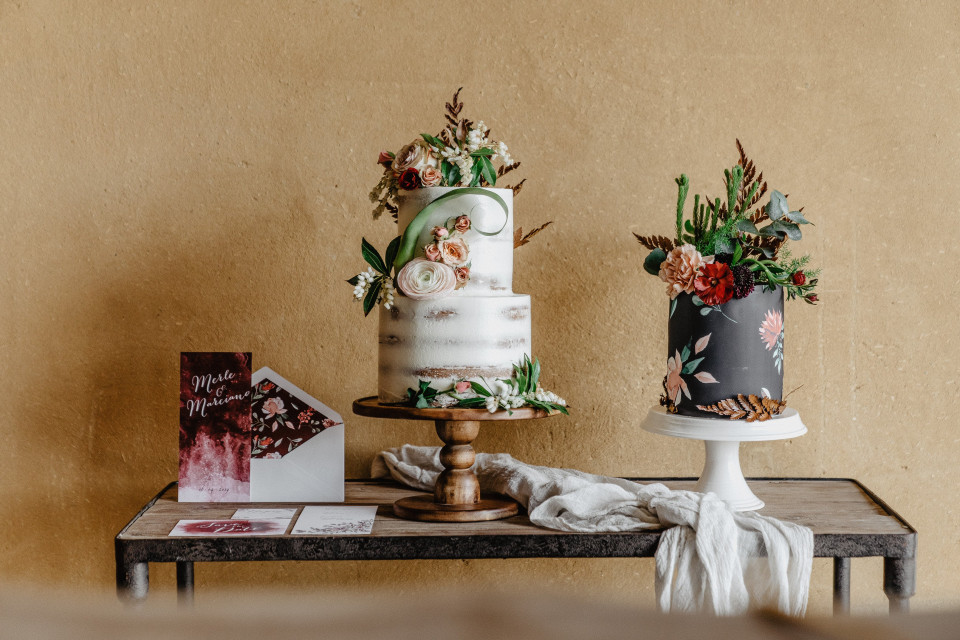 twee trouwtaarten op een tafel met bloemen