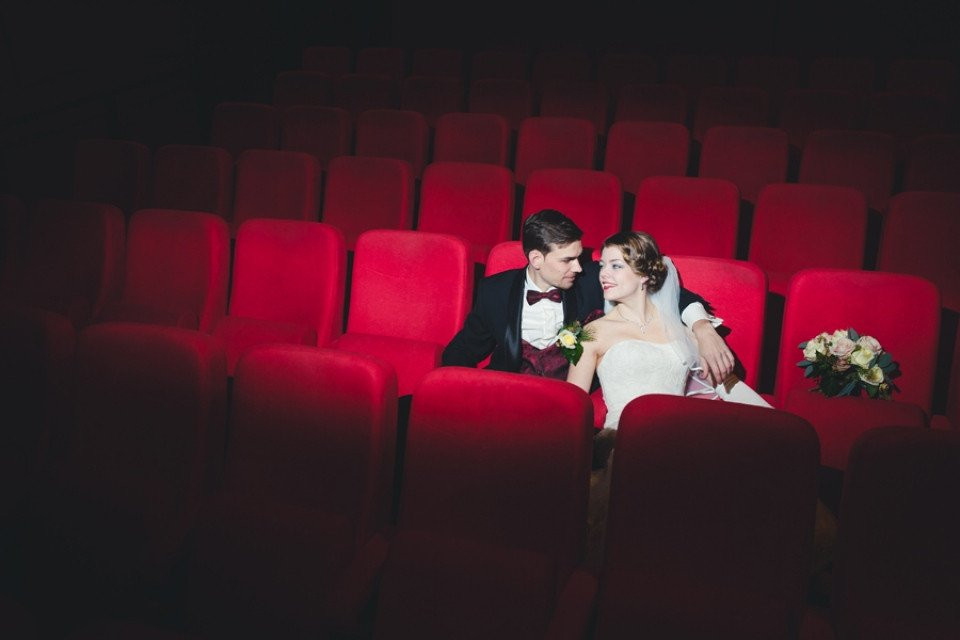 een bruid en bruidegom zitten in een theater