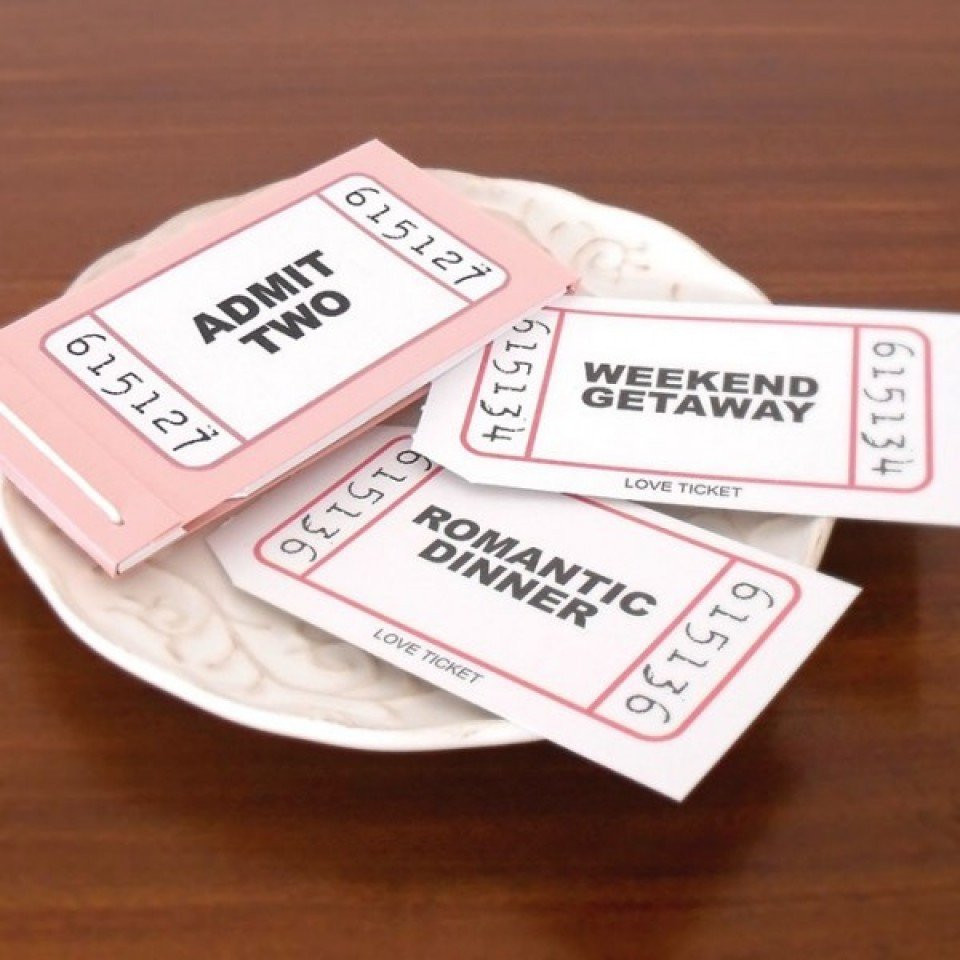 twee tickets op een bord met een bord en een bord