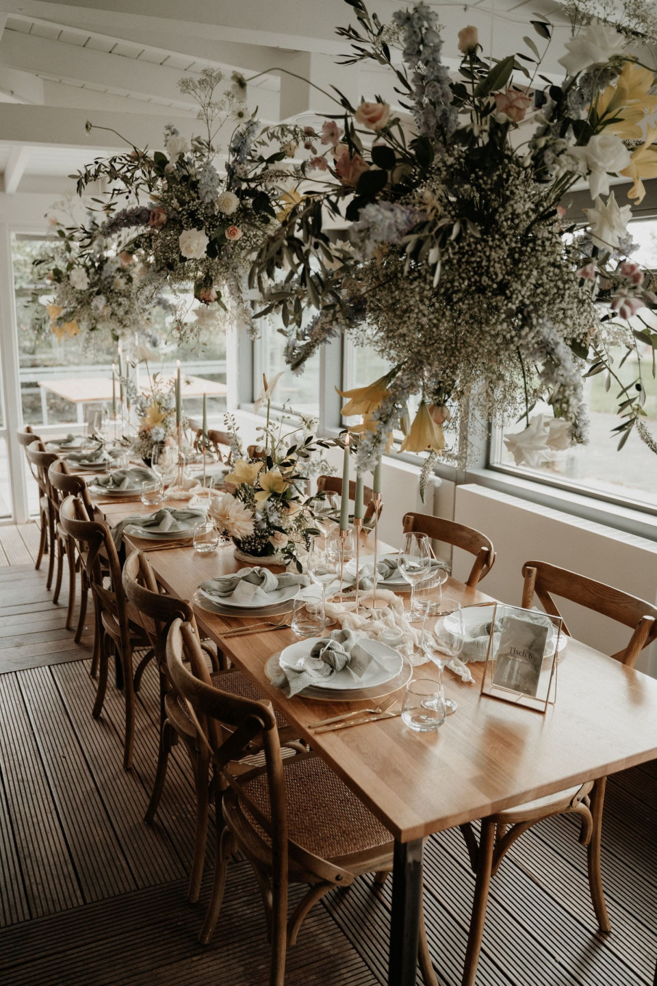 een tafel met bloemen en stoelen in een kamer