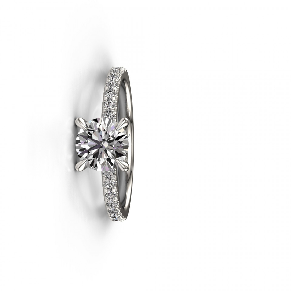 een diamanten verlovingsring met een witte achtergrond