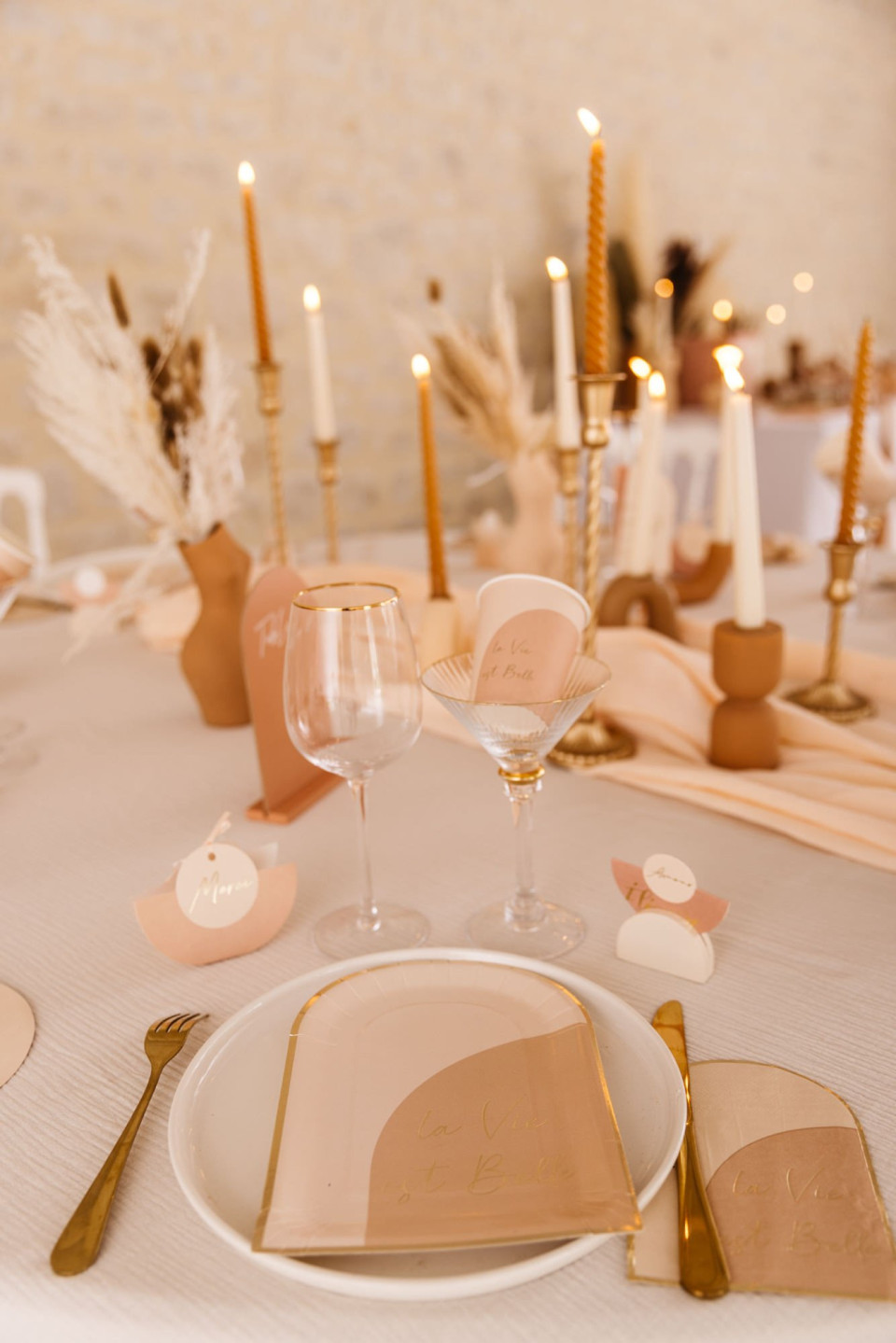 een tafelsetting met kaarsen en borden