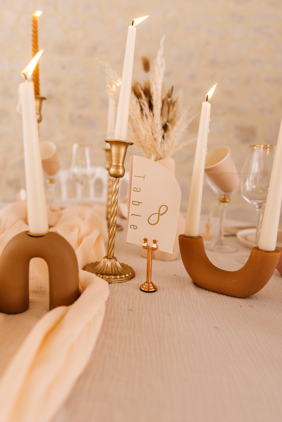 kaarsen en een tafelsetting met een wit tafelkleed