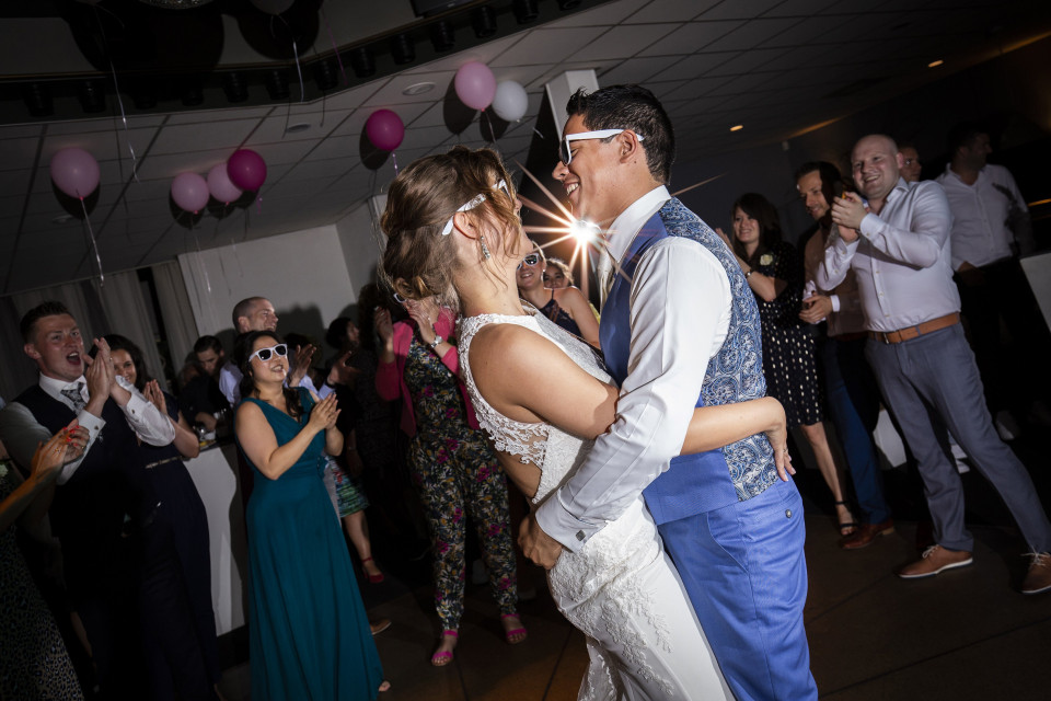 een bruidspaar danst op hun trouwreceptie