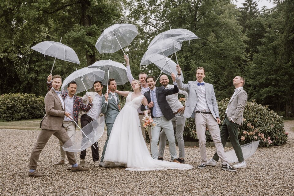 een groep mensen die paraplu's in de lucht houden