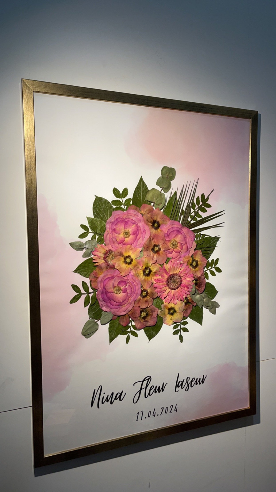 een ingelijste foto van een boeket bloemen