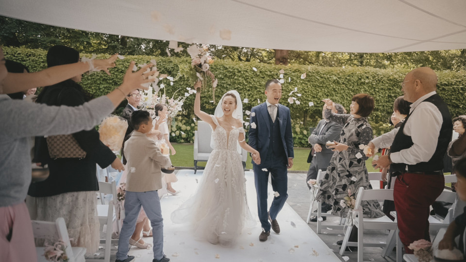 huwelijksceremonie in de tuin