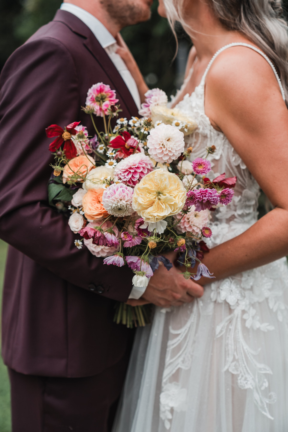 bruidsboeket door de bruid en bruidegom