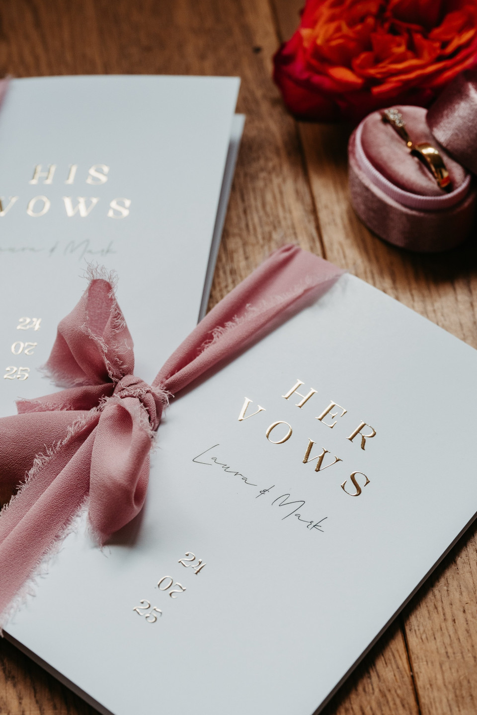een close-up van een boek met een roze lint eraan vastgebonden
